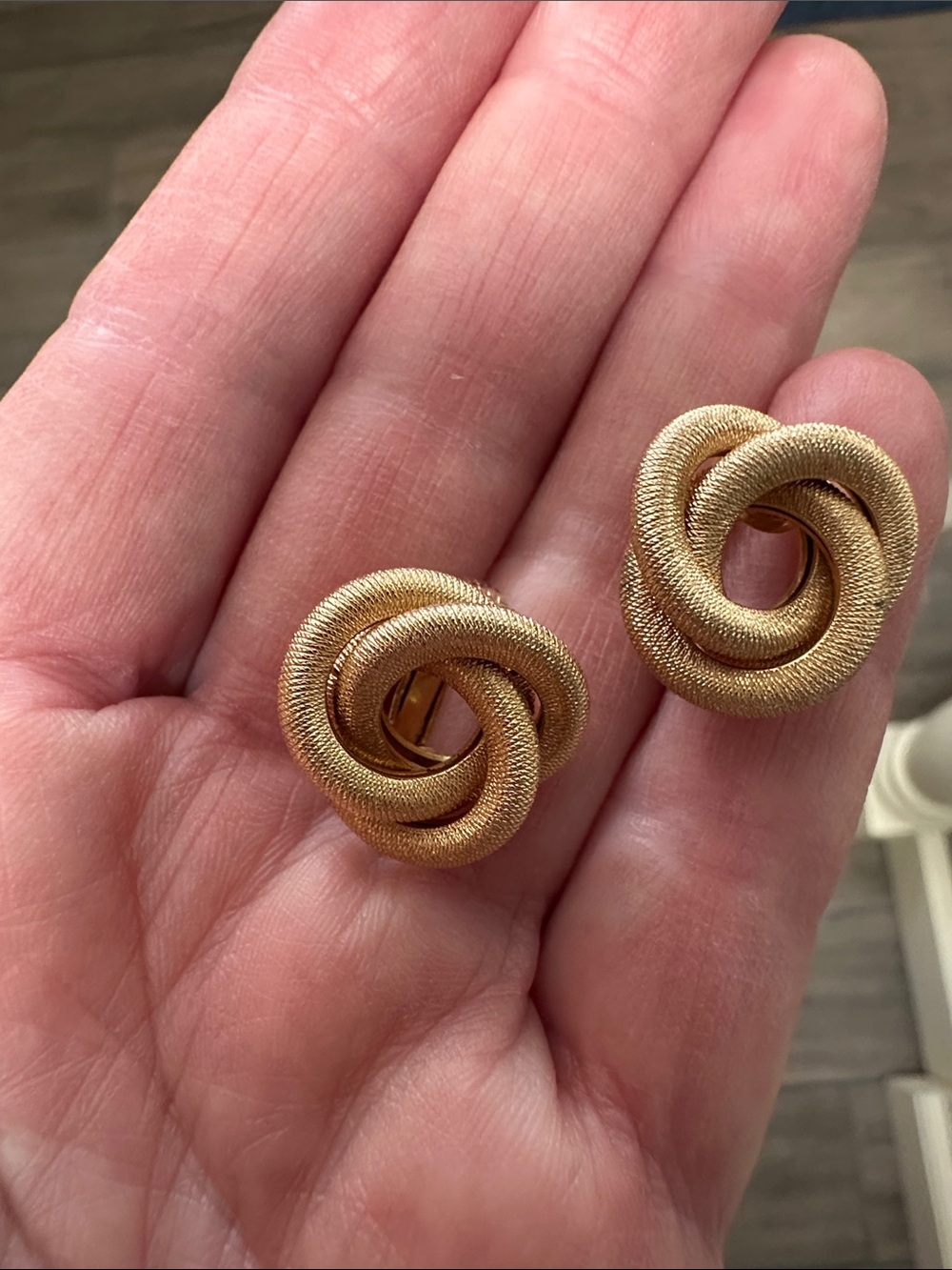 Sarah Coventry vintage 1960’s lovers knot clip on goldtone earrings.
